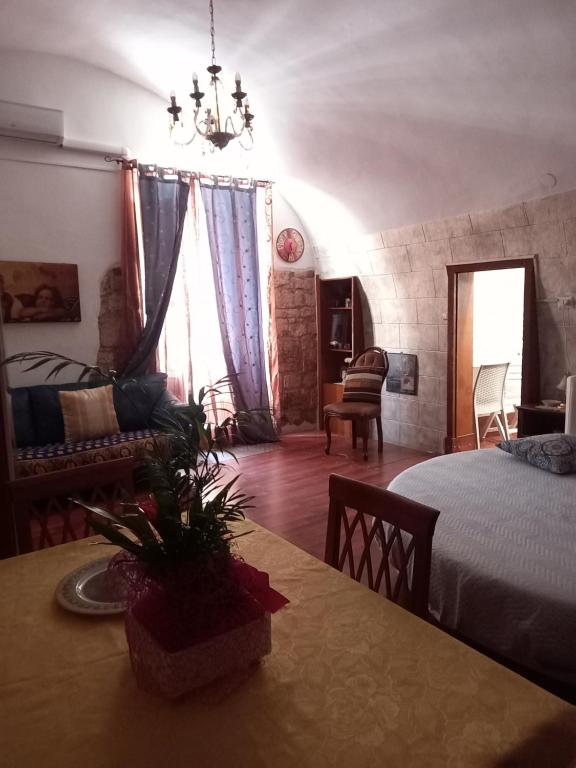 um quarto com uma cama e uma mesa num quarto em Casa Vacanza Mary em Santeramo in Colle