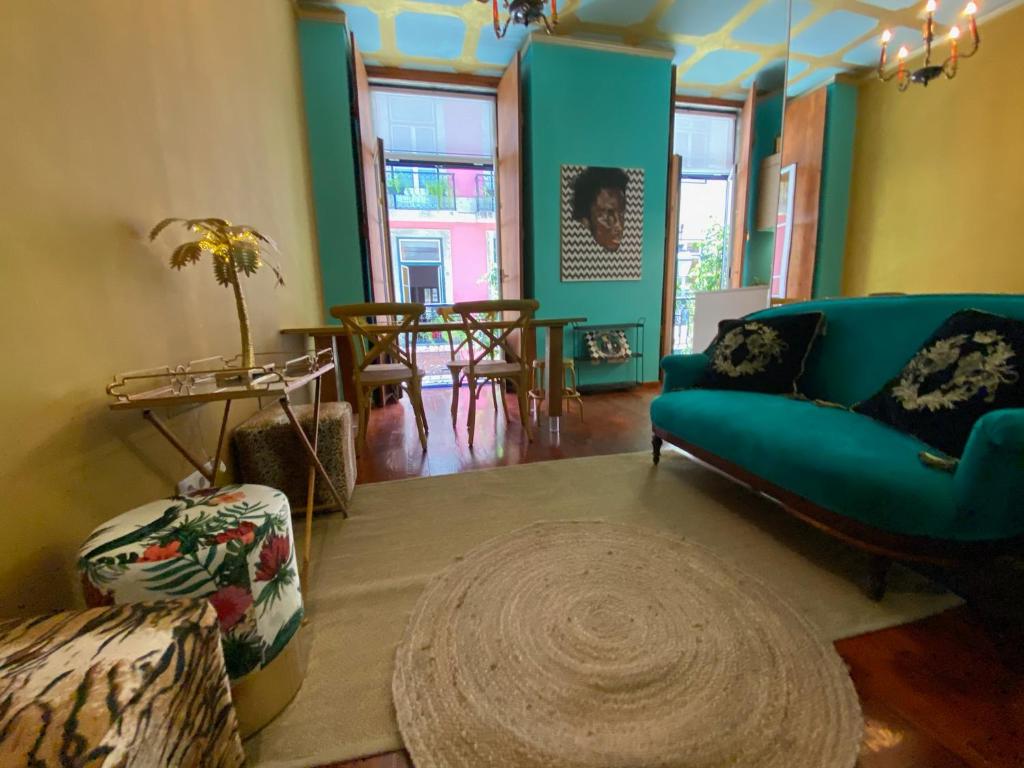 リスボンにあるArty Home in the Heart of Lisbon , Baixa Chiadoの緑のソファとテーブルのあるリビングルーム