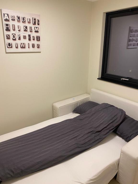 Schlafzimmer mit einem Bett und einem Flachbild-TV in der Unterkunft Rom # 2 Appartmenthotell Oslo Adress Isabels vei 16 in Oslo