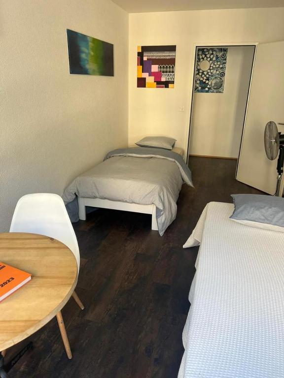 Basel-Stadt Gundeldingen Zimmer 402, WC in the hallway, outside the room - Resim 11