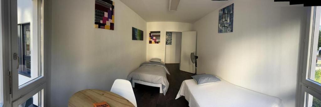 Basel-Stadt Gundeldingen Zimmer 402, WC in the hallway, outside the room - Resim 6