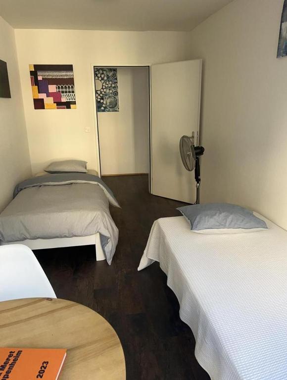 Basel-Stadt Gundeldingen Zimmer 402, WC in the hallway, outside the room - Resim 13