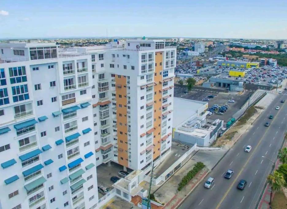 eine Luftansicht einer Stadt mit Gebäuden in der Unterkunft Apartamento en torres del Farallón, SDE, RD in Los Tres Ojos de Agua