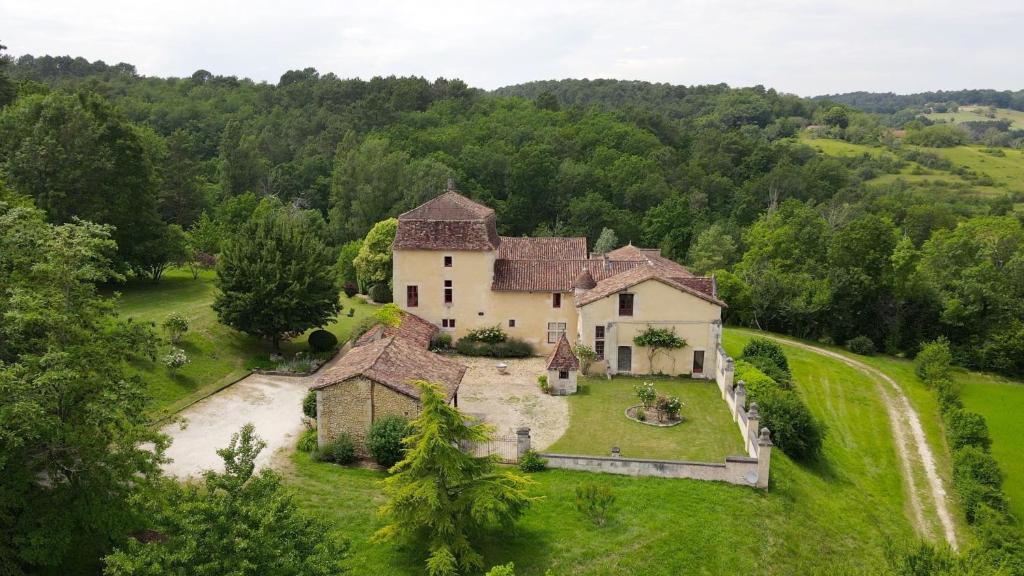 une vue aérienne d'une grande maison dans un champ dans l'établissement Château Le But proche de Périgueux en Dordogne, à Léguillac-de-Lauche