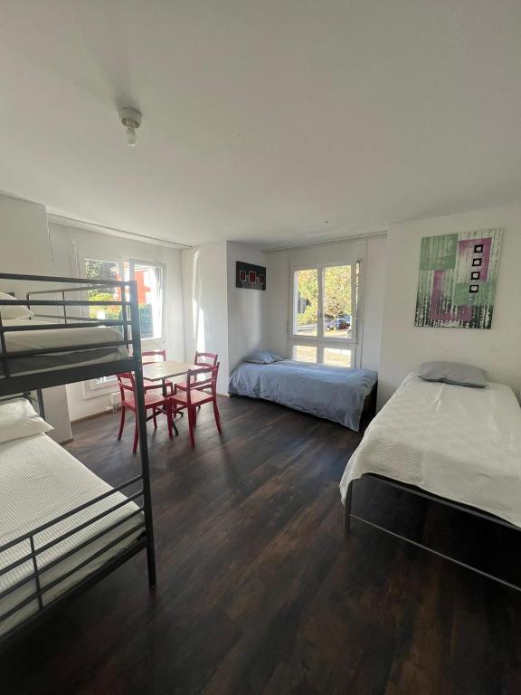 Postel nebo postele na pokoji v ubytování Basel-Stadt Gundeldingen Zimmer 404,