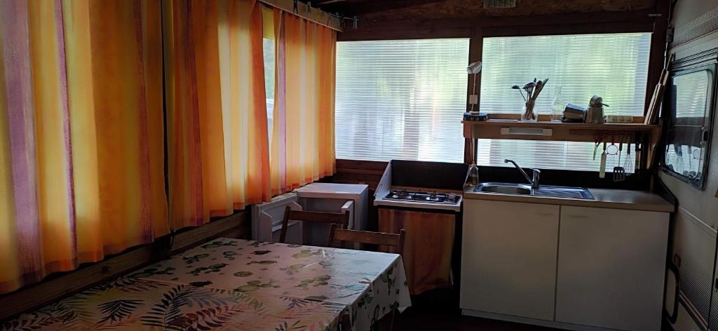 Kuchyň nebo kuchyňský kout v ubytování Camping Chon du Tarn