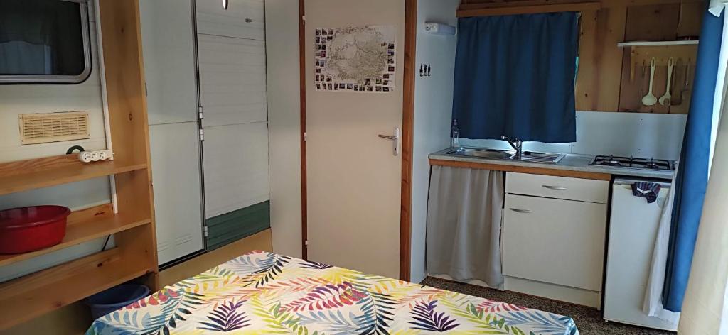 Kuchyň nebo kuchyňský kout v ubytování Camping Chon du Tarn