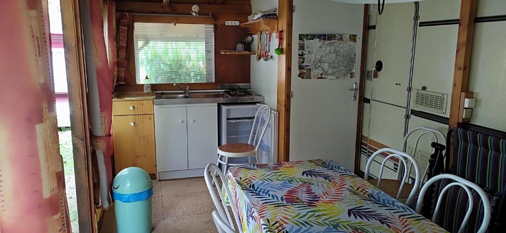 Kuchyň nebo kuchyňský kout v ubytování Camping Chon du Tarn