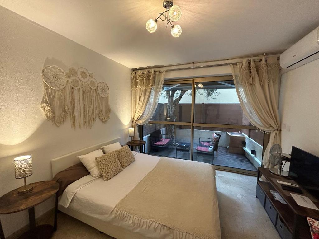 une chambre avec un grand lit et une télévision dans l'établissement BEACH FLAT, à Nice