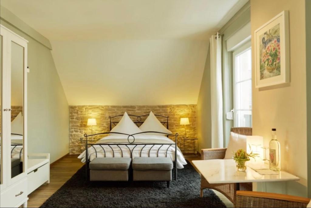 1 dormitorio con 1 cama con almohadas blancas en Landhauskiebel, en Erden