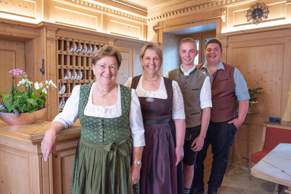 Eine Gruppe von Menschen, die sich für ein Bild in einer Küche ausgeben in der Unterkunft Hotel-Gasthof Huber in Ebersberg