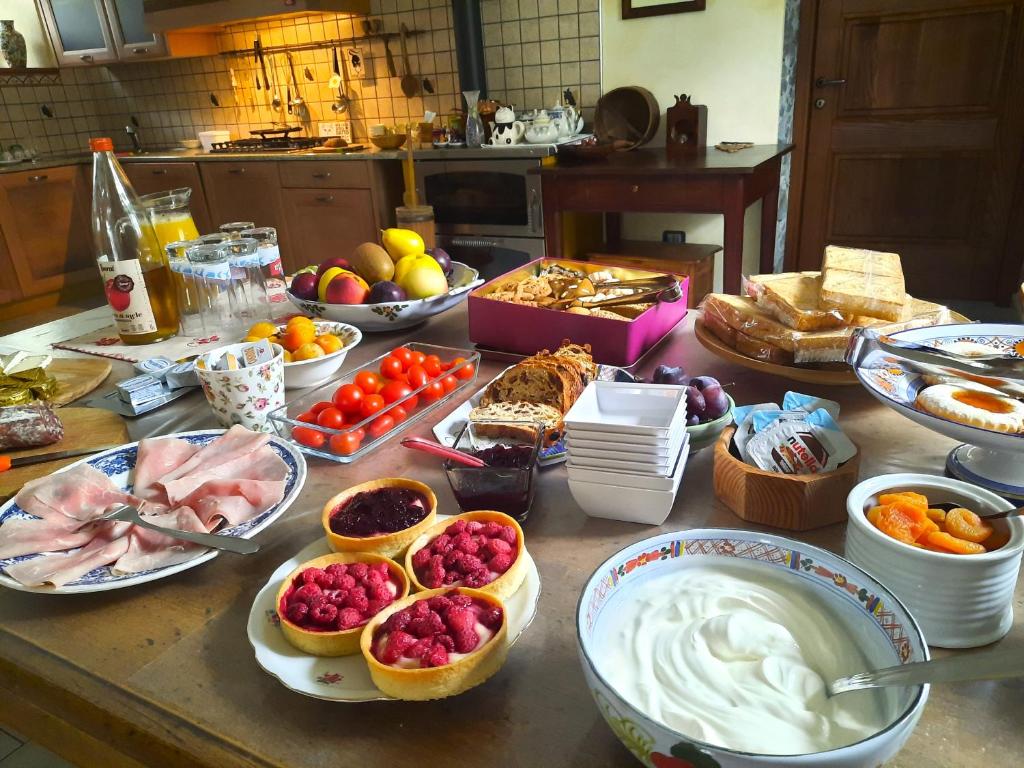 Eine Küchentheke mit einem Haufen Essen drauf. in der Unterkunft B&B Il Grappolo in Bianzone