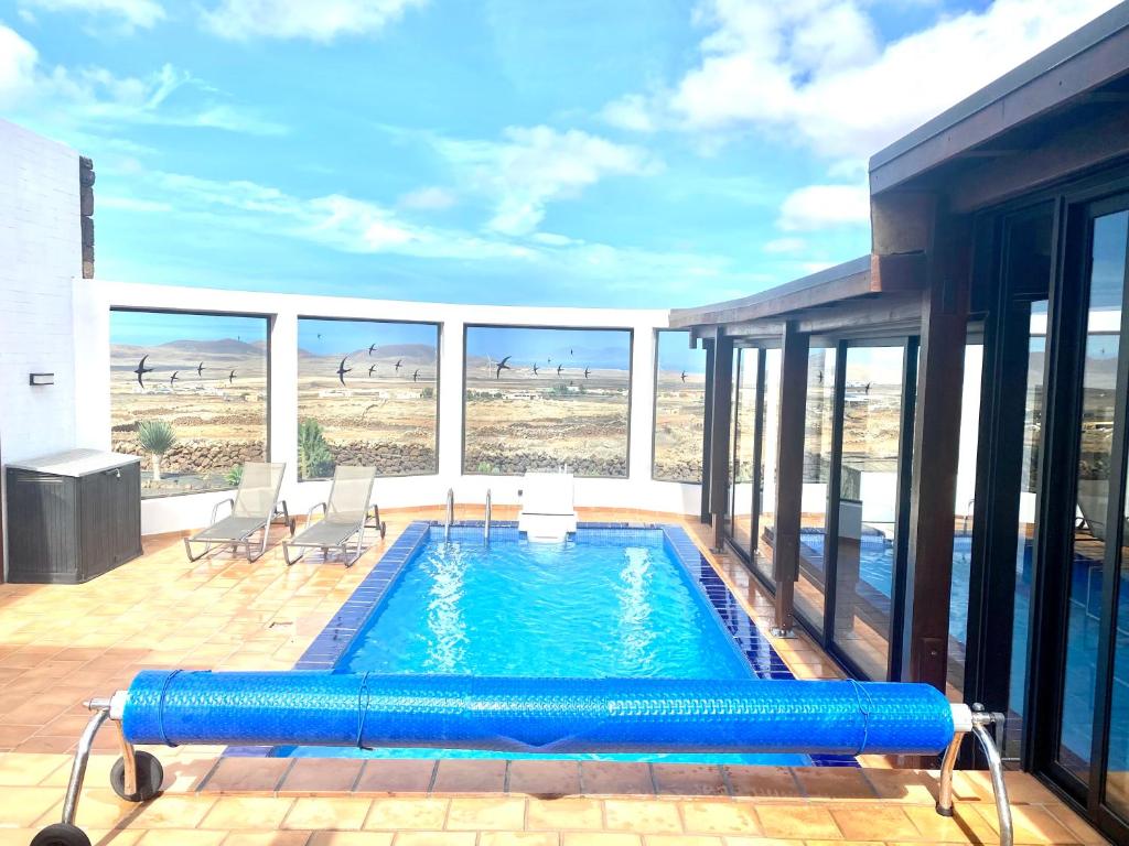 uma piscina no meio de uma casa em Casa Estela em Villaverde