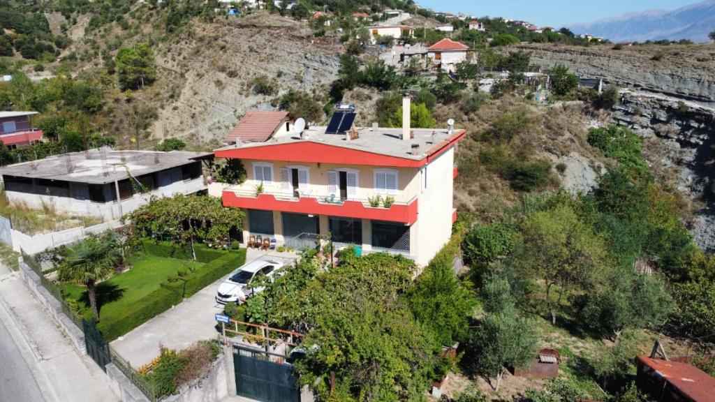 Vue aérienne d'une maison sur une colline dans l'établissement GuestHouseMantho, à Gjirokastër