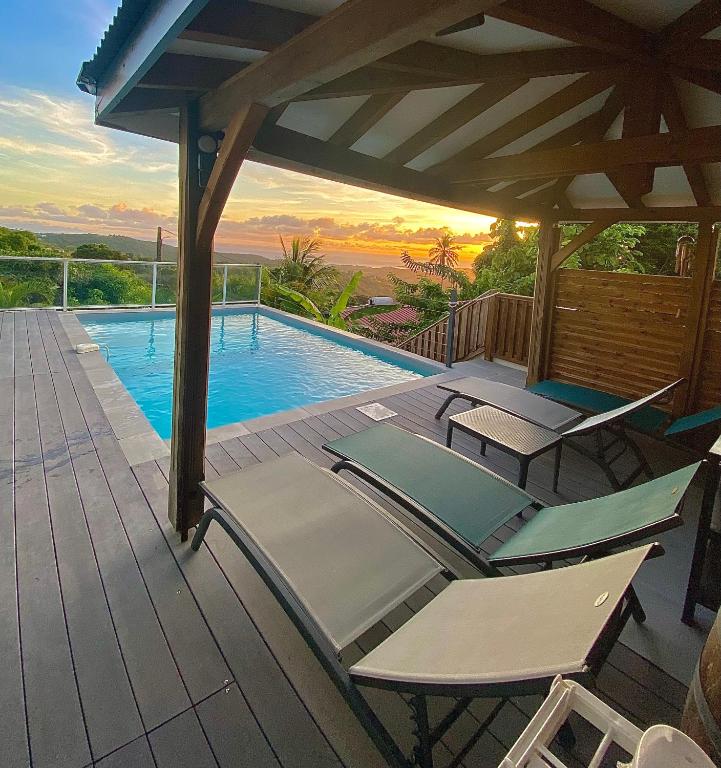 Bazén v ubytování LES VILLAS PAMEYAQUE 2 F2 avec 1 piscine et 1 F3 avec 1 piscine, Superbe Vue sur la mer nebo v jeho okolí