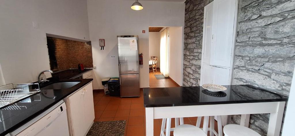 une cuisine avec un comptoir et un réfrigérateur dans l'établissement Valentina's House, à Porto da Cruz