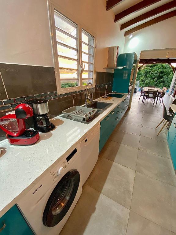 Kuchyň nebo kuchyňský kout v ubytování LES VILLAS PAMEYAQUE 2 F2 avec 1 piscine et 1 F3 avec 1 piscine, Superbe Vue sur la mer