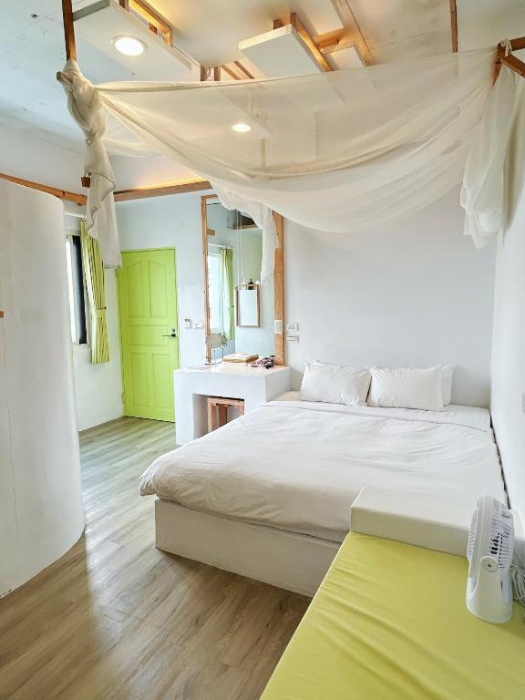 Postel nebo postele na pokoji v ubytování White&Light B&B