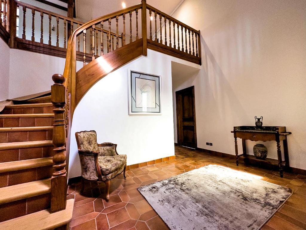 sala de estar con escalera y silla en Jardin d'Eden Family-sized Residence, 