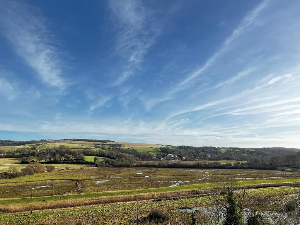 Woodpecker Hill - apple orchard in Alfriston في ألفريستون: اطلالة على حقل مع سماء زرقاء