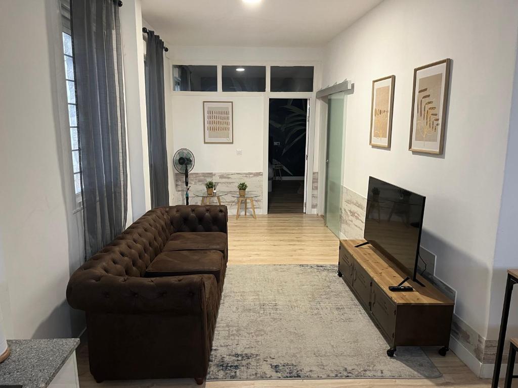 salon z kanapą i telewizorem w obiekcie Bouzasol w mieście Vigo