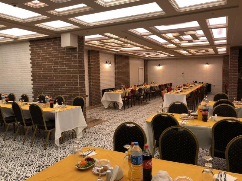 um grande salão de banquetes com mesas e cadeiras com comida em GRAND DELUX HOTEL em Samsun