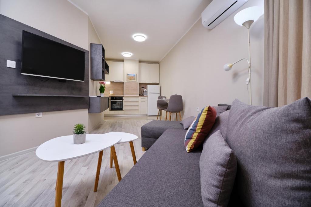 sala de estar con sofá y mesa en Cozy 1-bed Apartment 2 en Plovdiv