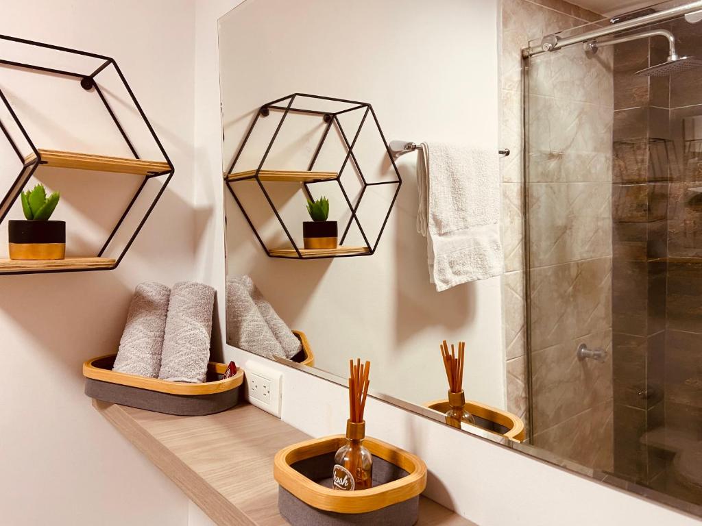 W łazience znajduje się prysznic i lustro. w obiekcie Apartamento Exclusivo - Caribe Campestre Coveñas w mieście Coveñas