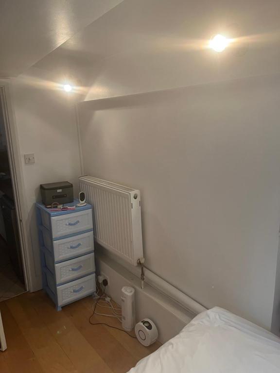 Basement Flat, 130 Gloucester terrace