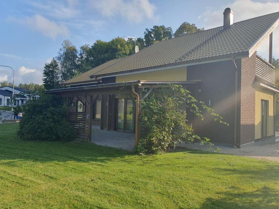 dom z gankiem i trawnikiem w obiekcie Lyxvilla i Karlshamn w mieście Karlshamn