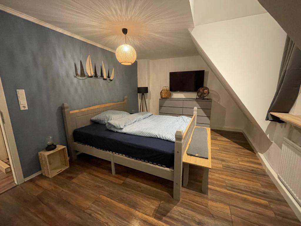 1 dormitorio con 1 cama y escalera en Ferienwohnung Seemöwe, en Emden