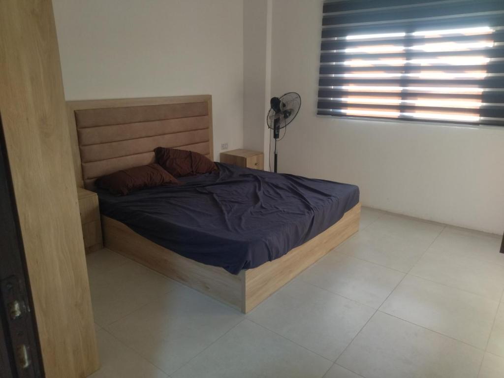 1 dormitorio con 1 cama en una habitación con ventana en شاليه, 