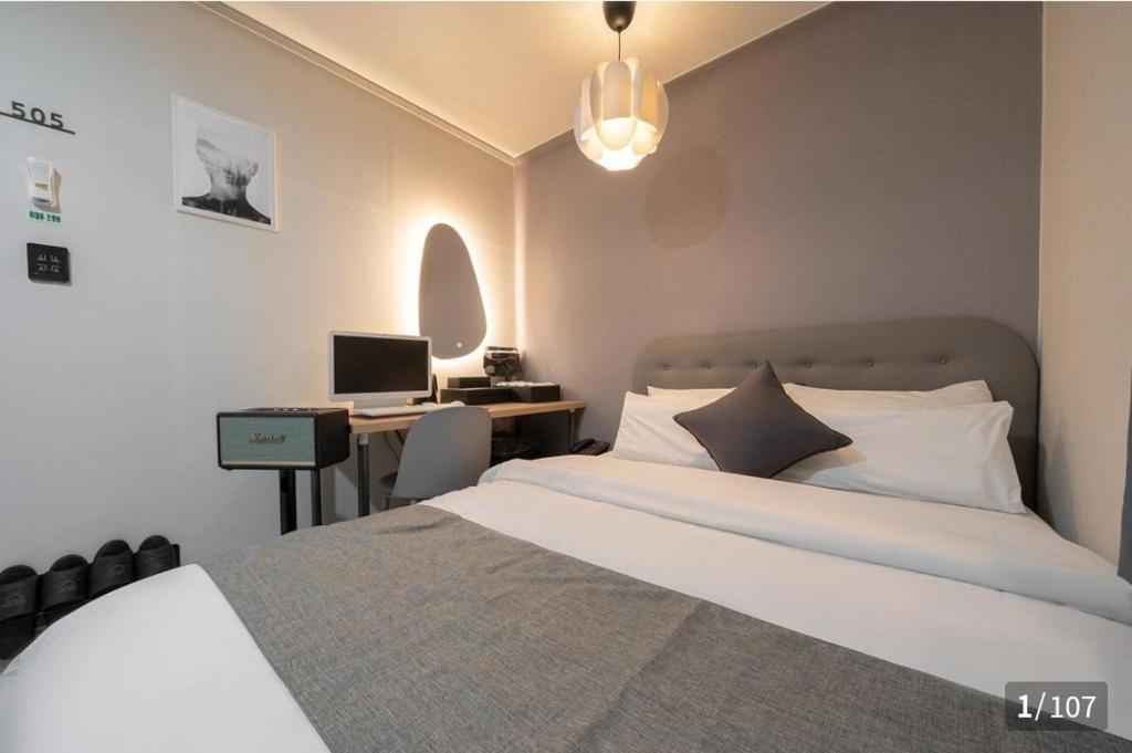 Postel nebo postele na pokoji v ubytování Ggumgguda Hotel