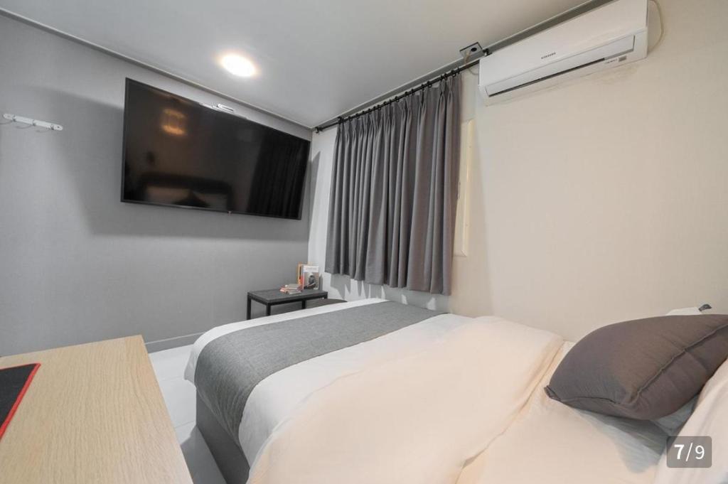 Postel nebo postele na pokoji v ubytování Ggumgguda Hotel