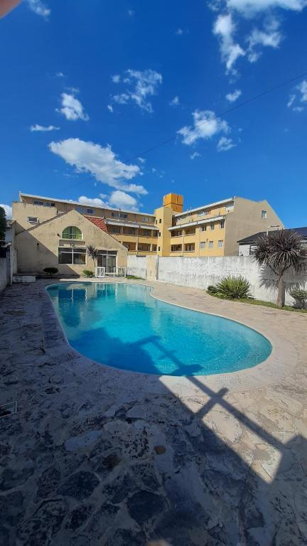 Una gran piscina azul frente a un edificio en Apartamento Brisas del Mar, en Santa Clara del Mar