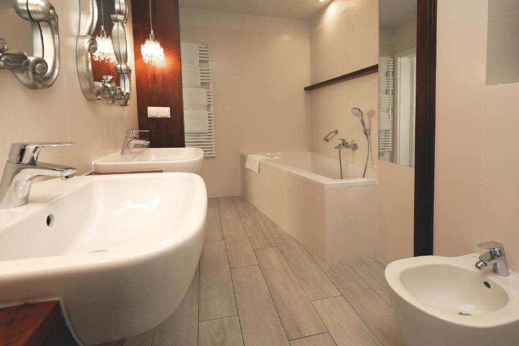 Bialy Dom Henlex Hotel Restauracja - Resim 37