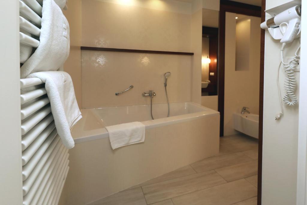 Bialy Dom Henlex Hotel Restauracja - Resim 38