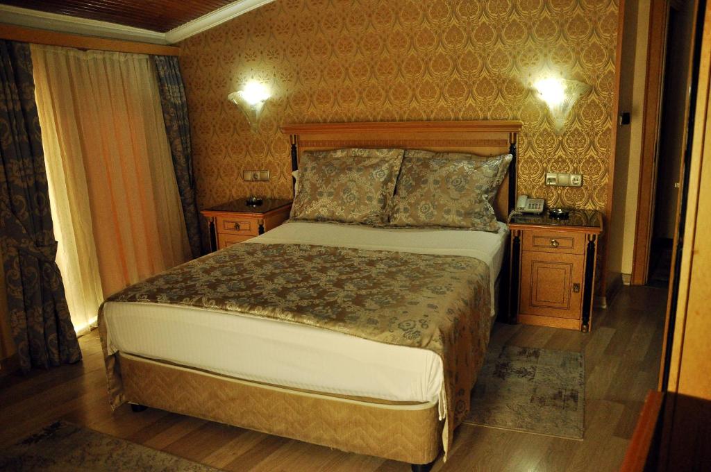 イスタンブールにあるグランド ヒサール ホテルのベッドルーム1室(大型ベッド1台、ナイトスタンド2台付)