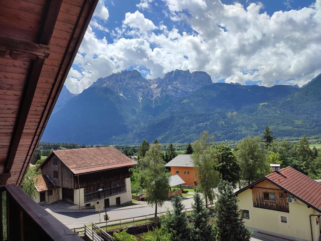 einen Blick auf die Berge von einem Haus aus in der Unterkunft Ferienwohnung Buchacher in Dölsach