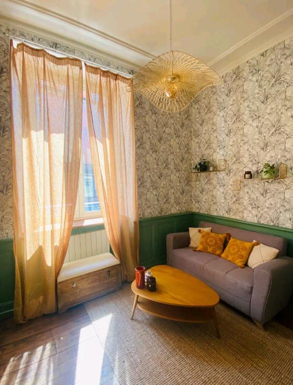 - un salon avec un canapé et une table dans l'établissement La Parenthèse Enchantée - Belfort Centre proche gare - Fibre Netflix, à Belfort
