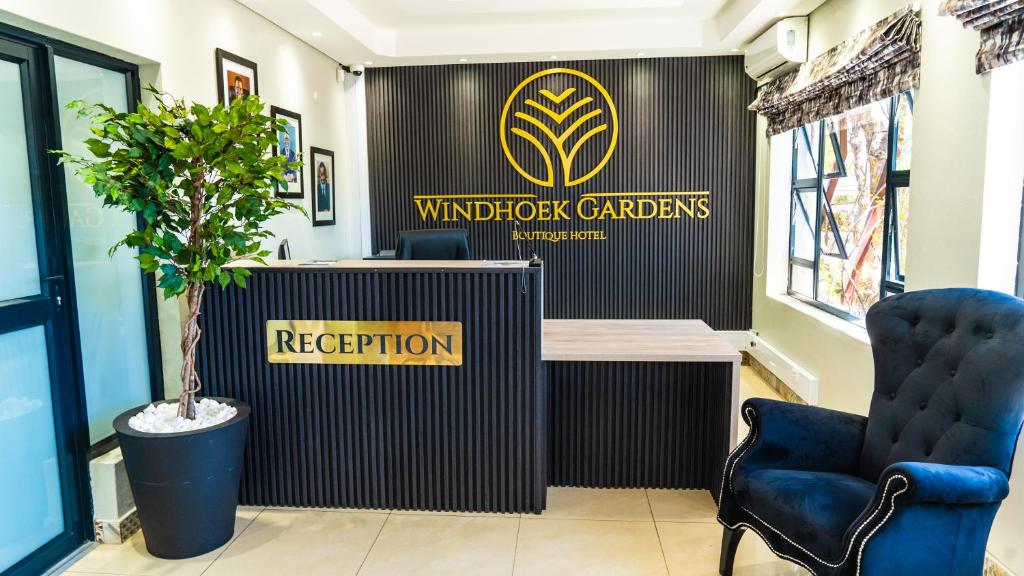 um escritório com uma placa que lê a recepção de Windock Gardens em Windhoek Gardens Boutique Hotel em Windhoek