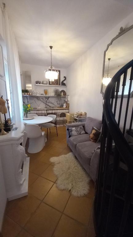 ein Wohnzimmer mit einem Sofa und einem Tisch in der Unterkunft Eugenia Levia in Cividale del Friuli