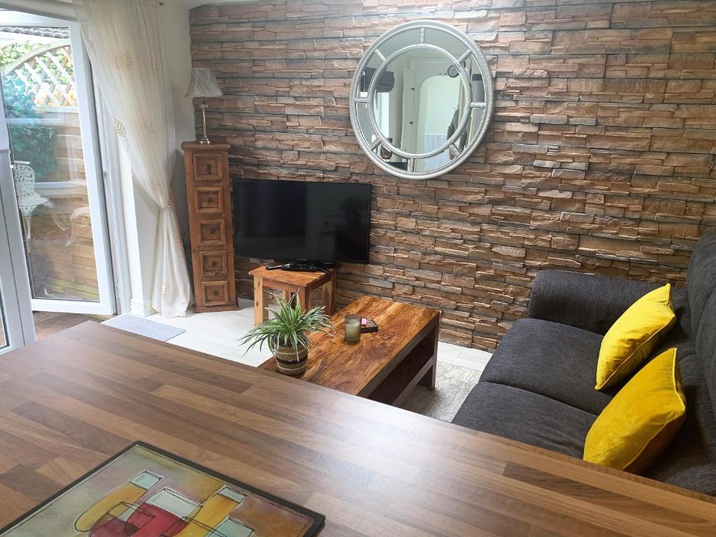 TV a/nebo společenská místnost v ubytování Naas 2 Bedroom Back Garden Escape