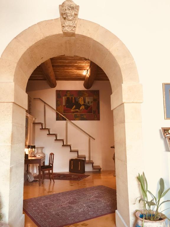 une voûte dans un salon avec un escalier dans l'établissement les Arcenaulx de Marianne, à Marseille