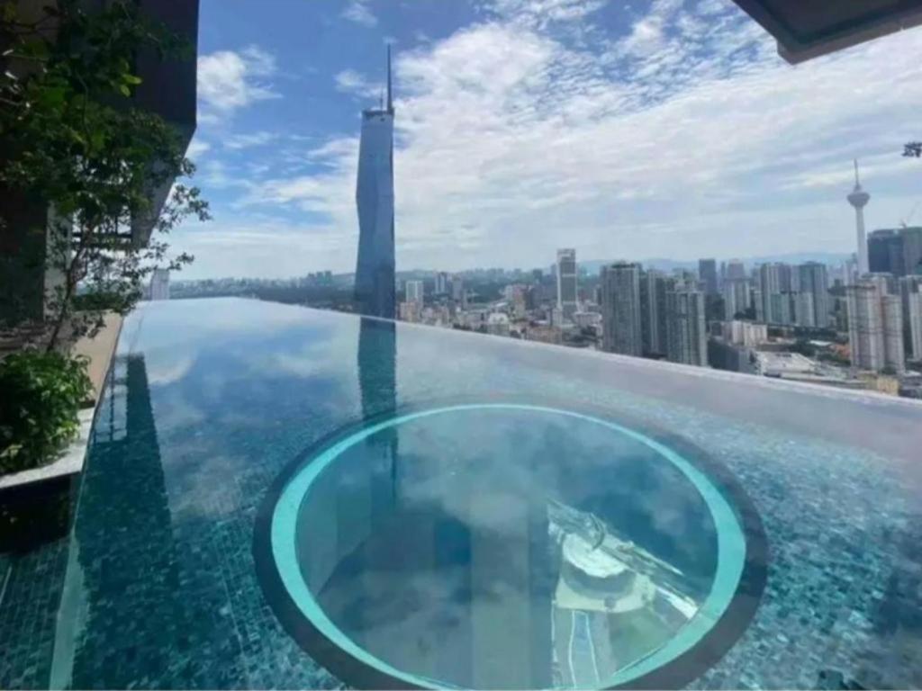 uma piscina de vidro no telhado de um edifício em Lucentia Residence by EAS Maju property em Kuala Lumpur