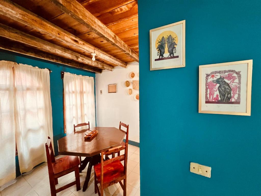 a dining room with a table and a blue wall at Casa en el Centro Corazón de Xalapa a metros de Palacio de gobierno, Zona UV, IMSS in Xalapa