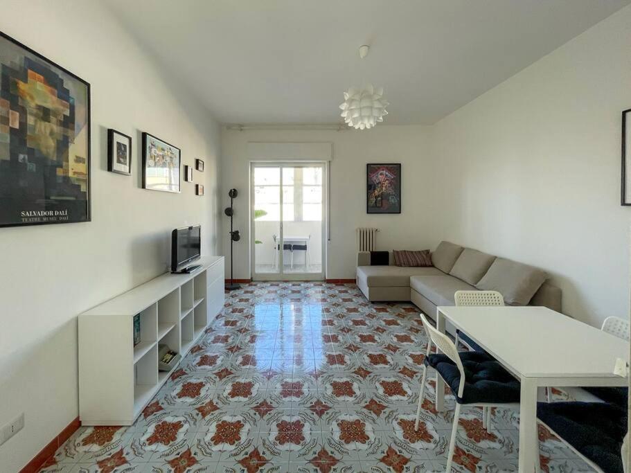 uma sala de estar com um sofá e uma mesa em Casa Carriero em Bari