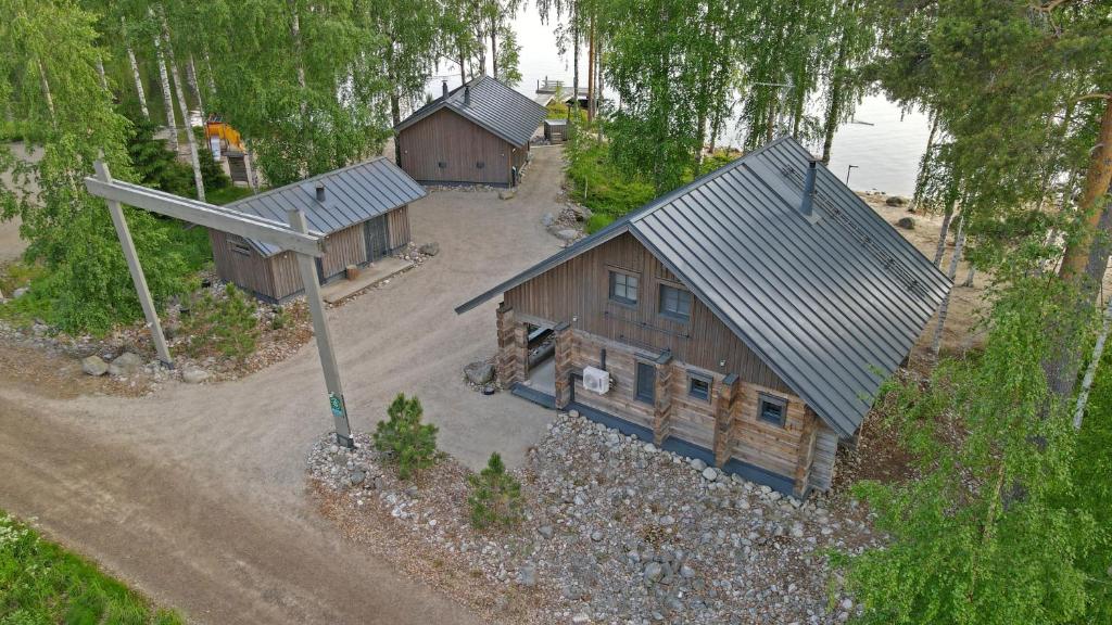 eine Aussicht über eine Blockhütte und ein Haus in der Unterkunft Villa Ankkuri in Savonranta