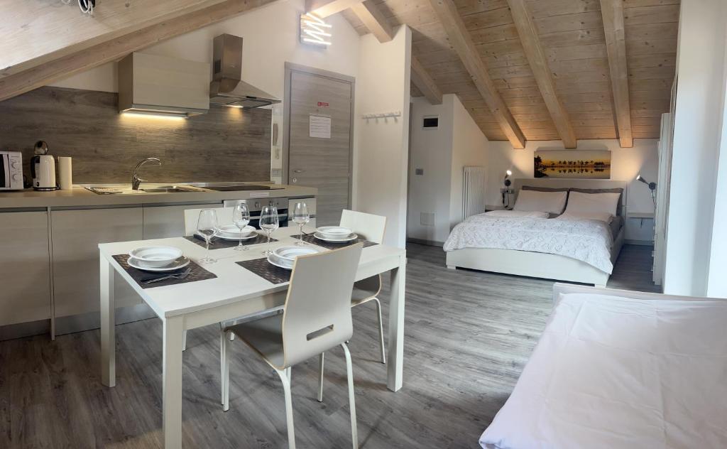 una cucina e una camera da letto con un tavolo e un letto di Baita Mattia a Livigno