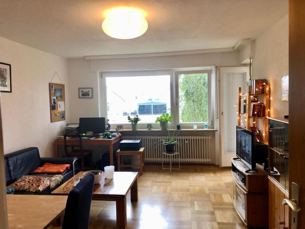 - un salon avec un canapé et une table dans l'établissement 2-Zimmer Apartment, à Sinsheim